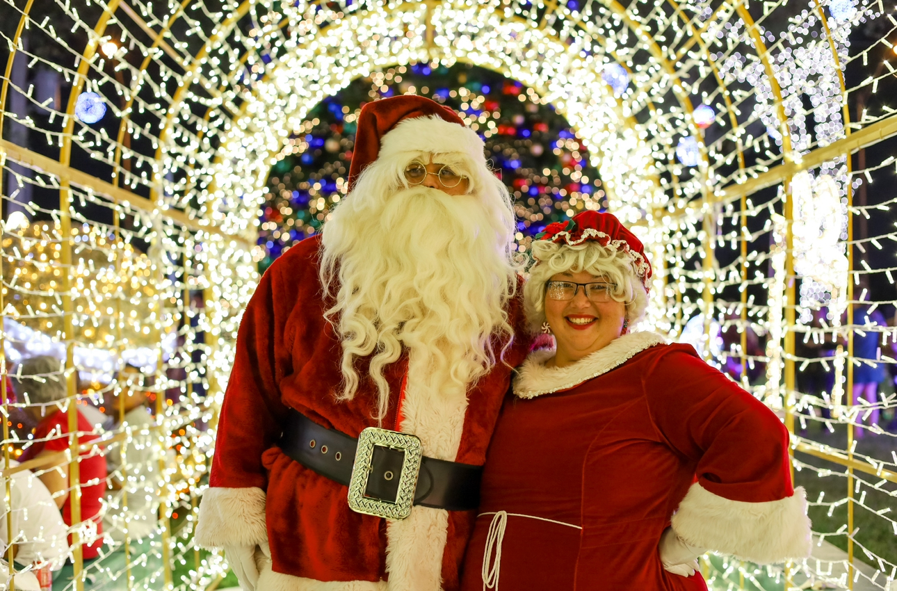 Picture of Santa Claus and Mrs. Claus under a light tunnel